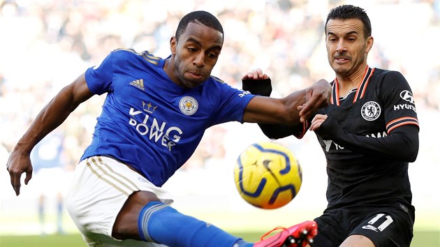 Ricardo Pereira z Leicesteru (vlevo) a Pedro z Chelsea