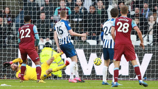 Fotbalisté West Hamu střílejí druhý gól do sítě Brightonu.