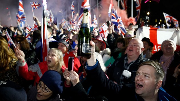 Tisce stoupenc brexitu zaplnily nmst u britskho parlamentu. Nechybl zpv ani zplava britskch vlajek. (31. ledna 2020)