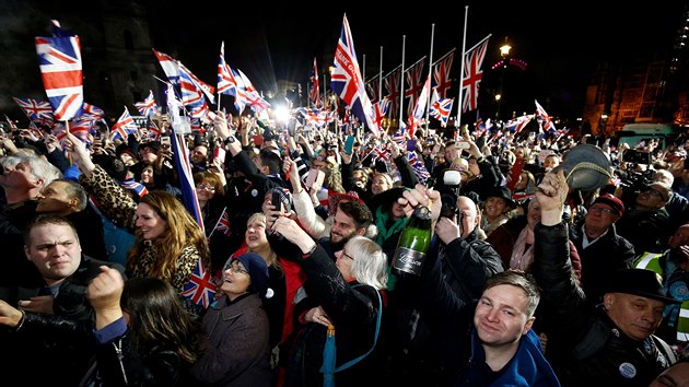 Tisíce stoupenců brexitu zaplnily náměstí u britského parlamentu. Nechyběl zpěv ani záplava britských vlajek. (31. ledna 2020)