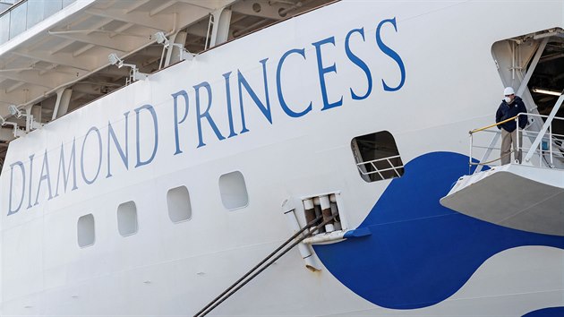 Pasai vletn lodi Diamond Princess mus zstat trnct dn na palub v karantn, mezi cestujcmi se toti potvrdil koronavirus. (6. nora 2020)