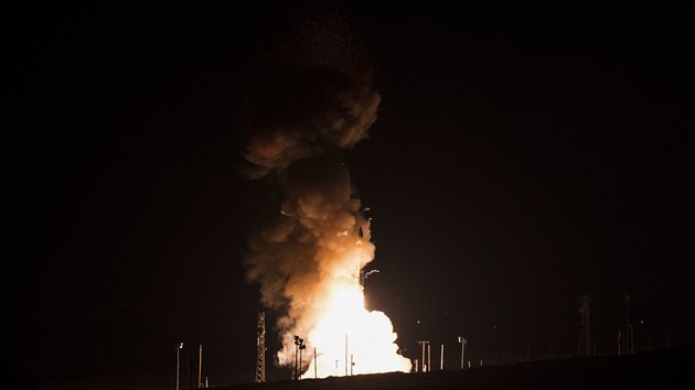 Start americk mezikontinentln balistick stely Minuteman III z Vandenbergovy zkladny v Kalifornii (6. nora 2020)