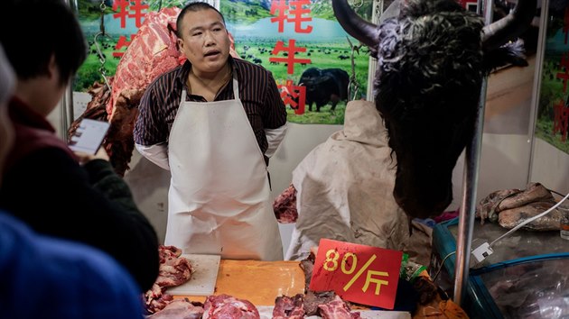 Na nskch tritch lze koupit leccos, vetn netopr anebo jaho maso, jako u tohoto prodejce v Pekingu (15. ledna 2020) 