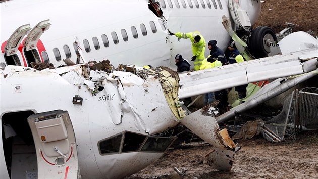 Podle tureckch mdii se trup letadla aerolinek Pegasus na letiti v Istanbulu rozlomil nejmn na ti sti. Jedna z nich pot zaala hoet. (6. nora 2020)