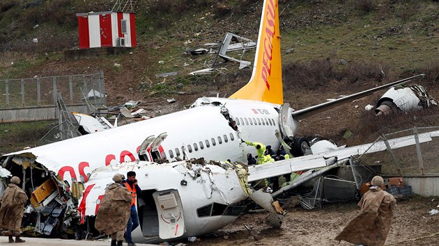 Vrak letadla Boeing 737-86J spolenosti Pegasus Airlines, kter po nepovedm pistn skonilo mimo ranvej a rozlomilo se, hldaly ozbrojen sloky. (6. nora 2020)