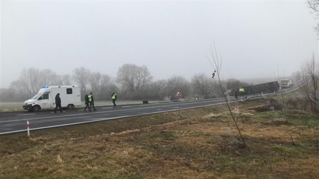 Nehoda autobusu, který na Žatecku vyjel ze silnice a skončil převrácený na boku. Převážel asi sedmdesát dětí. (9.února 2020)