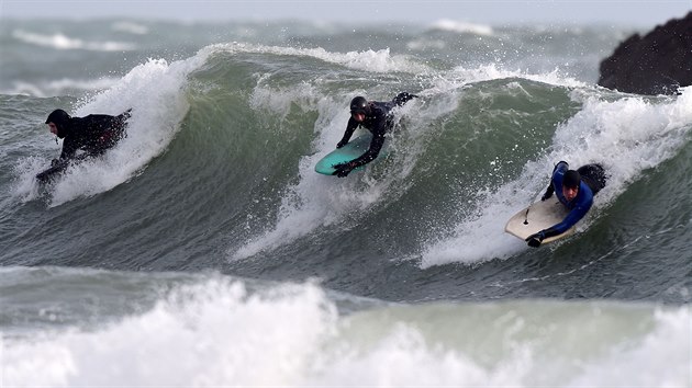 Blc se boue dl radost surfam na pobe Broad Haven ve Walesu. (9. nora 2020)