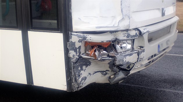 Podle hasi bylo v autobuse v dob nehody 24 cestujcch, nikomu z nich se nic nestalo.