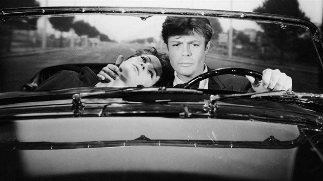 Yvonne Furneauxová a Marcello Mastroiani ve filmu Sladký život (1960) režiséra...
