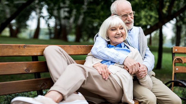 Vyšší příjem i vzdělání nemají vliv jen na výši důchodu, ale i na dobu, jakou lidé v penzi stráví. Statistiky ukazují, že ve výsledku může rozdíl činit až tři roky. Vyplývá to z demografické zprávy Národního institutu SYRI, jež rozebrala data České správy sociálního zabezpečení.