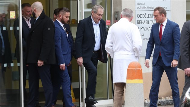 Miloš Zeman odchází z vyšetření v Ústřední vojenské nemocnici v pražských Střešovicích. (6. 2. 2020)