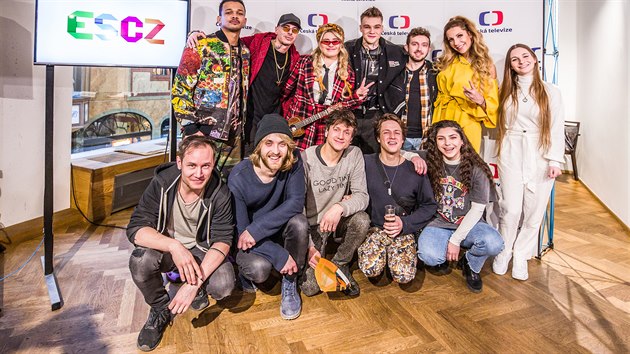 FInalist letonho ronku Eurovize pohromad, doplnn zpvkem Mikolasem Josefem (nahoe uprosted)