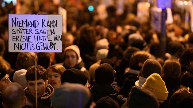 V Berln protestuj kvli zvolen svobodnho demokrata Thomase Kemmericha durynskm premirem. Jeho zvolen napomohly hlasy protiimigran Alternativy pro Nmecko (AfD). Polici a mdia volbu odsoudili jako poruen tabu. (5. ledna 2020)