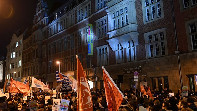V Berlíně protestují kvůli zvolení svobodného demokrata Thomase Kemmericha durynským premiérem. Jeho zvolení napomohly hlasy protiimigrační Alternativy pro Německo (AfD). Politici a média volbu odsoudili jako porušení tabu. (5. ledna 2020)