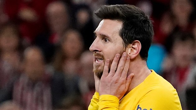 Zklamaný Lionel Messi, kapitán Barcelony, po vyřazení ze Španělského poháru od Bilbaa.