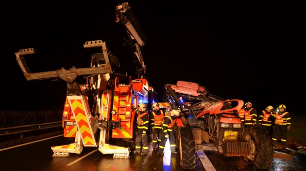 Hasii pi zsahu u nehody automobilu a traktoru mezi Ostravou a Havovem. (2. nora 2020)