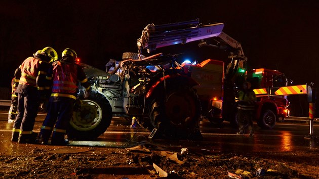 Hasiči při zásahu u nehody automobilu a traktoru mezi Ostravou a Havířovem. (2. února 2020)