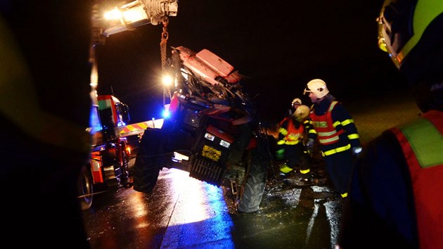 Hasiči při zásahu u nehody automobilu a traktoru mezi Ostravou a Havířovem. (2. února 2020)