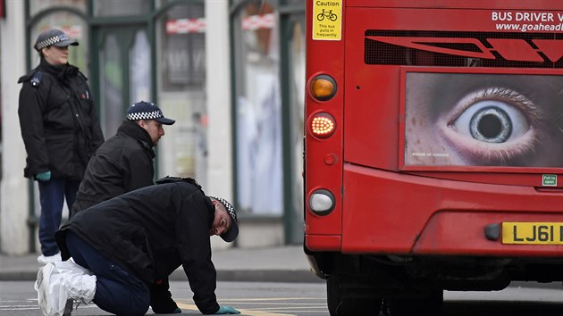 Britsk policie vyetuje tok na jihu Londna. (3. nora 2020)