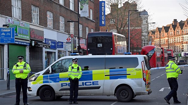 Britsk policie vyetuje tok na jihu Londna. (3. nora 2020)