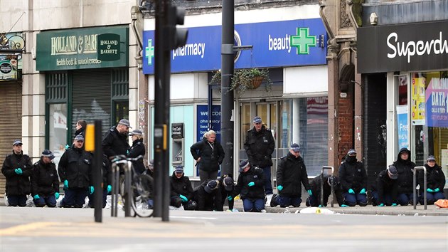 Britsk policie vyetuje tok na jihu Londna. (3. nora 2020)