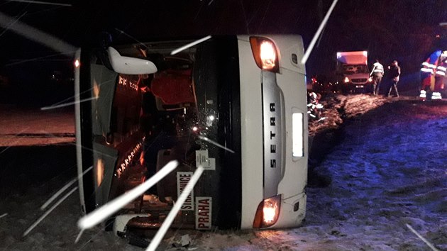 Autobus na Klatovsku sjel ze silnice a zstal leet na boku. (5. nora 2020)