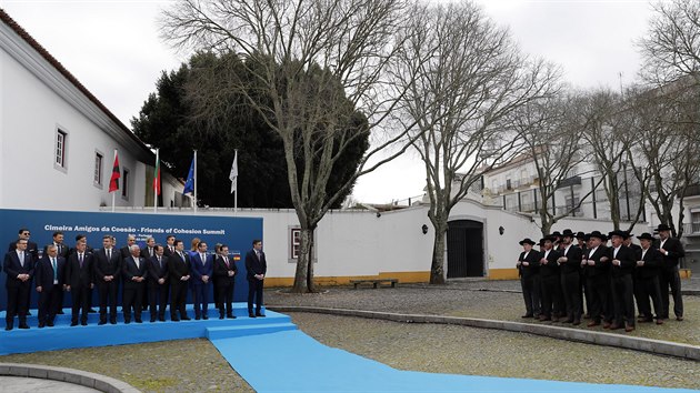 Ldi 12 evropskch stt pevn z jin a stedn Evropy se v sobotu seli v portugalskm mst Beja na jednodennm summitu skupiny Ptel koheze. (1. nora 2020)