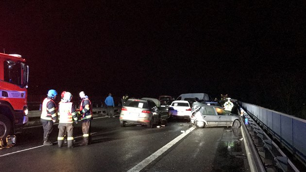 Dálnici D10 na 66. kilometru poblíž Březiny na Mladoboleslavsku uzavřela v obou směrech hromadná nehoda. (1. února 2020)