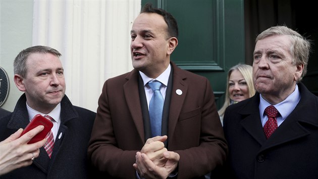 Souasn irsk premir Leo Varadkar (uprosted) den ped pedasnmi parlamentnmi volbami. (7. nora 2020)