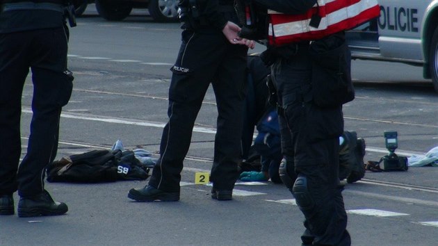 Policisté v sobotu odpoledne vyjížděli do pražské Opletalovy ulice, kde svědkové viděli muže, který měl v ruce střelnou zbraň a nůž. Muž se před policisty postřelil. (8. února 2020)