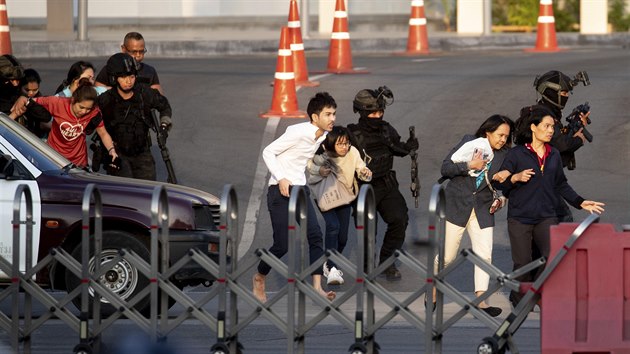 Vojáci evakuují lidi z obchodního centra, ve kterém došlo k masové střelbě. (9. února 2020)