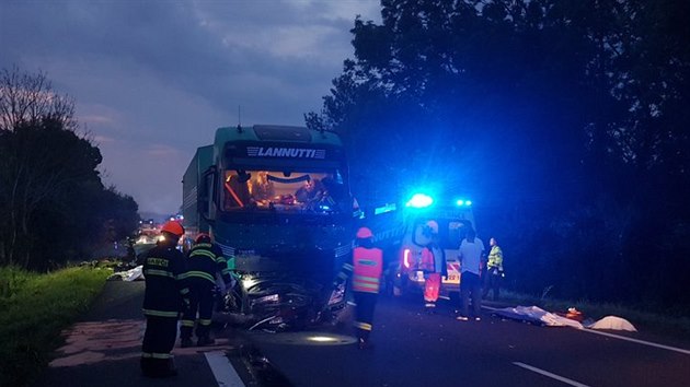 Při čelní srážce auta a kamionu u Sudoměřic na Hodonínsku zemřeli dva dospělí a dvě děti z osobního vozu.