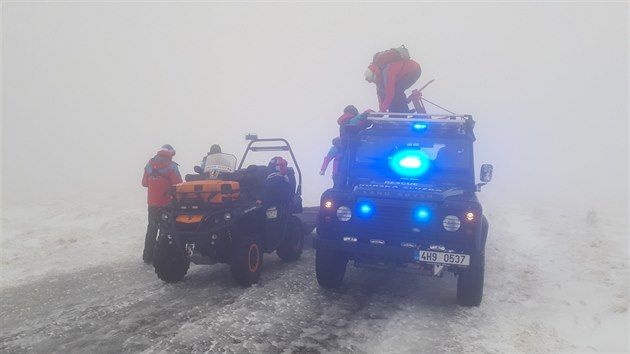 Horská služba musela v Krkonoších zachraňovat dva mladé lidi, kteří nebyli dostatečně oblečení a pár set metrů před vrcholem jim došly síly (1. února 2020).