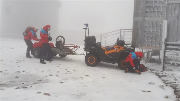Horská služba musela v Krkonoších zachraňovat dva mladé lidi, kteří nebyli dostatečně oblečení a pár set metrů před vrcholem jim došly síly (1. února 2020).