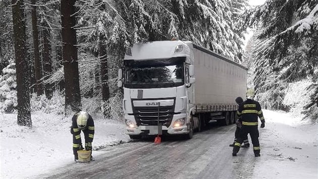 Uvízlému kamionu na zledovatělé silnici u Stašova na Svitavsku museli s vyproštěním pomáhat hasiči.