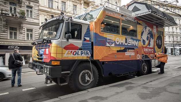 Tatra kolem svta 2 ped budovou eskho rozhlasu