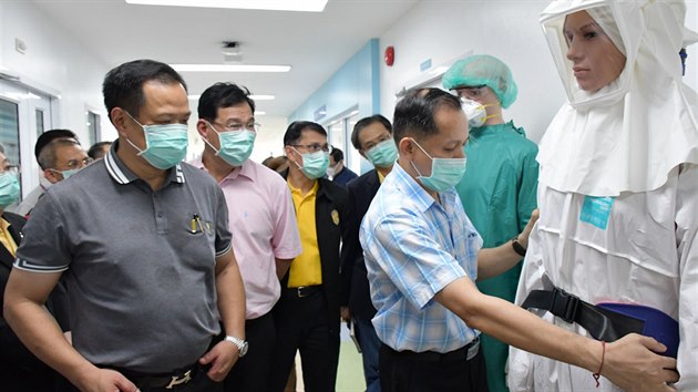 Thajsk ministr zdravotnictv Anutin Charnvirakul (vpravo) si prohl ochrann oblek v Institutu infeknch chorob v Nonthaburi u Bangkoku. (2. nora 2020)