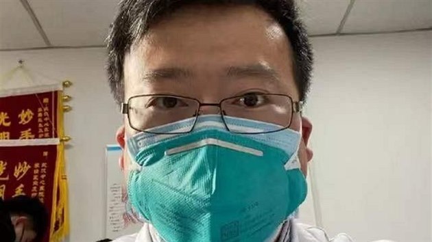 nsk lka Li Wen-liang, kter jako jeden z prvnch varoval ped novm koronavirem, zemel. (6. nora 2020)