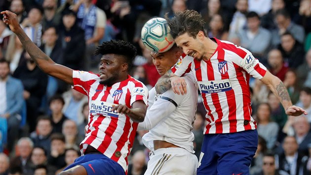 ime Vrsaljko a Thomas Partey z Altika Madrid, ve vzdunm souboji s Casemirem z Realu v utkn panlsk ligy.