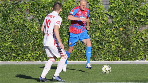 Plzesk obrnce Adam Hlouek v souboji s protivnkem z CSKA Sofie v ppravnm utkn ve panlsku.