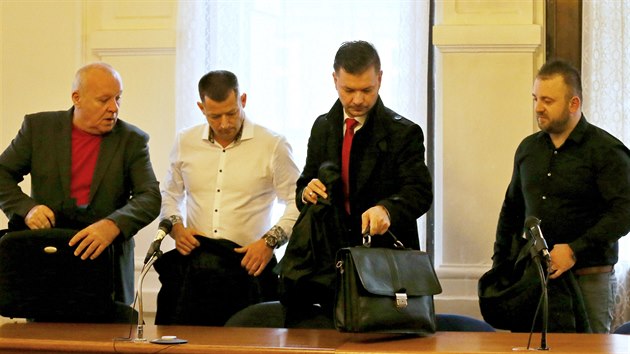 Před soudem stanul Petr Slezák (v bílé košili uprostřed) a další obžalovaný Jan Odehnal. Podle spisu v žádosti o dotaci z Evropské unie záměrně uvedli nepravdivé údaje. Hrozí jim až deset let vězení. (4. 2. 2020)