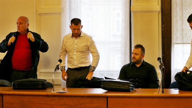 Před soudem stanul Petr Slezák (v bílé košili uprostřed) a jeho pomocník. Podle obžaloby v žádosti o dotaci z Evropské unie záměrně uvedli nepravdivé údaje a způsobili tím škodu 16 milionů. Hrozí jim až deset let vězení.