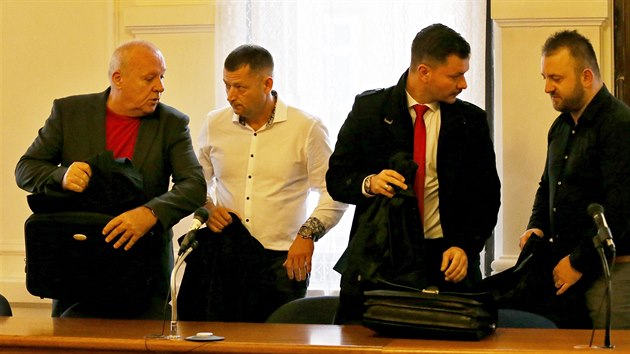 Před soudem stanul Petr Slezák (v bílé košili uprostřed) a jeho pomocník. Podle obžaloby v žádosti o dotaci z Evropské unie záměrně uvedli nepravdivé údaje a způsobili tím škodu 16 milionů. Hrozí jim až deset let vězení.