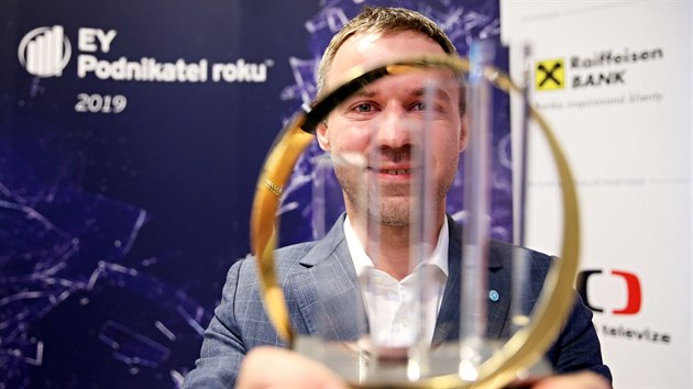 Zakladatel spolenosti Kiwi.com Oliver Dlouh pevzal krajskou trofej v souti EY Podnikatel roku 2019.