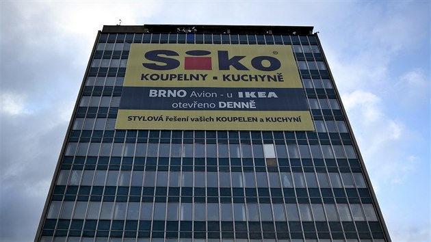 Vkov budova je u dvanct let przdn a chtr. Slou jako billboard.