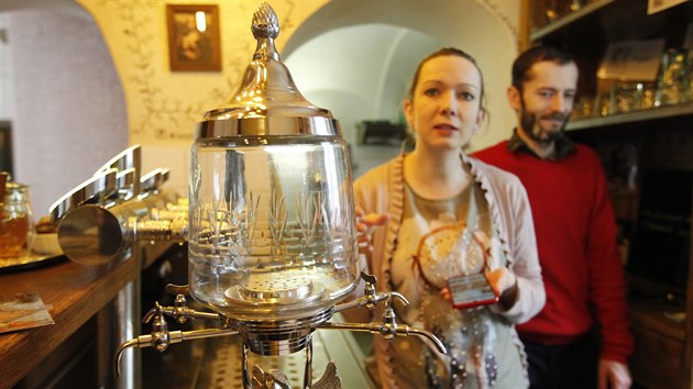 Originalitou v podniku je rituln popjen absinthu. K tomu si provozovatel podili absinthovou fontnu. astnci seance si na stole sami mchaj absinth s vodou a cukrem podle chuti.