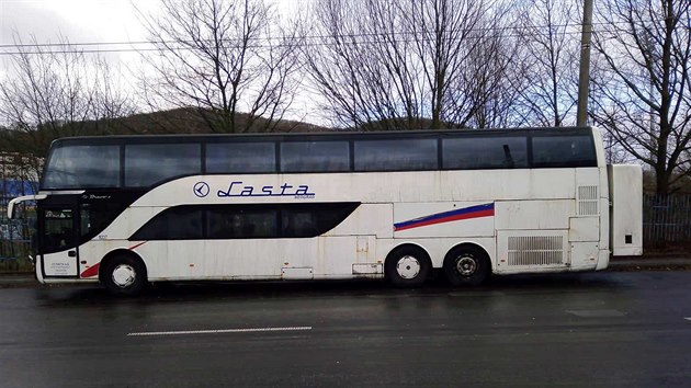 Ve Vinařské ulici v Ústí nad Labem se objevil odstavený zahraniční autobus.