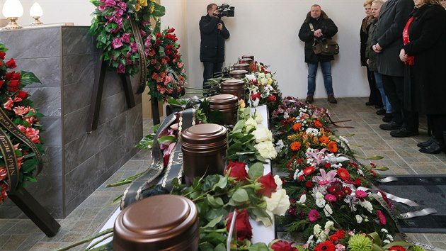 Lidé ve Vejprtech se dnes rozloučili s osmi muži, kteří 19. ledna zemřeli při požáru v Domově pro osoby se zdravotním postižením Kavkaz.