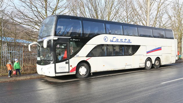 Ve Vinařské ulici v Ústí nad Labem odstavila německá odtahová služba nefunkční srbský autobus. (ráno 7. února 2020)