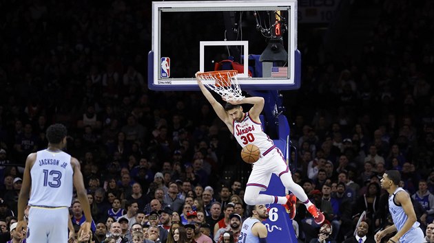 Furkan Korkmaz z tmu Philadelphia 76ers a jeho efektn sme proti Memphisu.